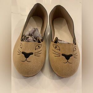 Slip On Cat Flats Women’s Size 8.5 Beige Embroidered Loafers Flexible Comfort NE